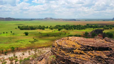 Flat-Mountain-Ubirr-Rock-Mit-Blick-Auf-Die-Wunderschöne-Grüne-Landschaft-Von-Kakadu,-Australien---Antenne