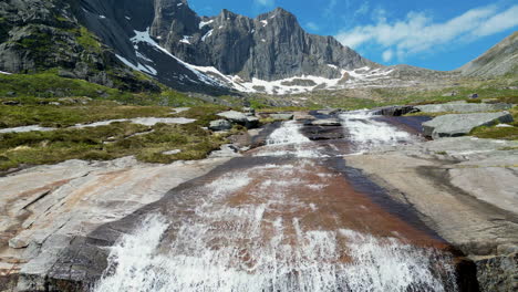 Besichtigung-Des-Wunderschönen-Molneva-Wasserfalls-Und-Der-Fantastischen-Schneebedeckten-Berge-Im-Hintergrund