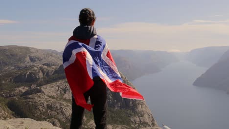 Frau-Mit-Einer-Wehenden-Norwegischen-Flagge-Auf-Dem-Hintergrund-Der-Natur