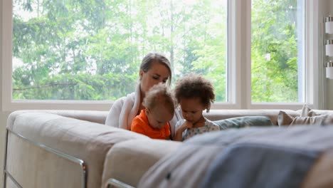 mutter mit ihren kindern mit einem digitalen tablet 4k