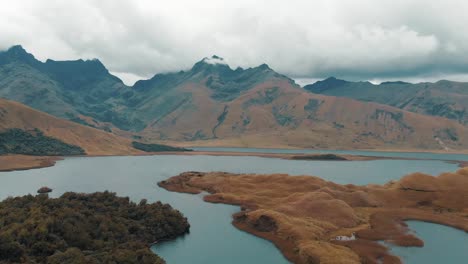 Toma-Panorámica-Aérea-De-Los-Hermosos-Paisajes-De-Lagunas-De-Atillo-En-Ecuador,-Sudamérica