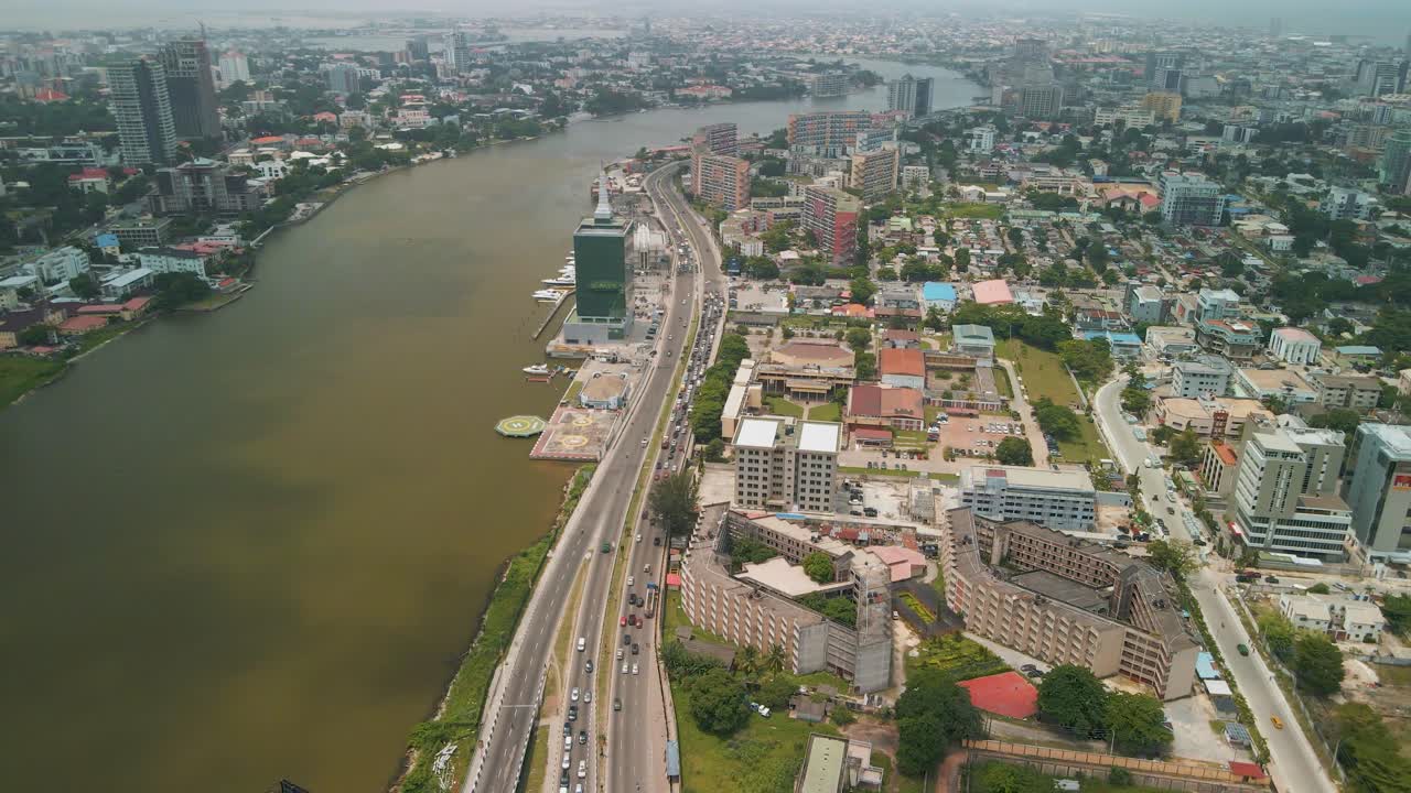 tráfico y paisaje urbano del puente falomo, la facultad de derecho de lagos y la torre del centro cívico en lagos, nigeria