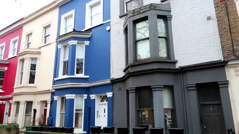 línea de coloridas casas victorianas en el suburbio londinense de notting hill, reino unido