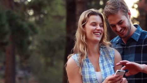 una pareja sonriente tomando fotos juntos.