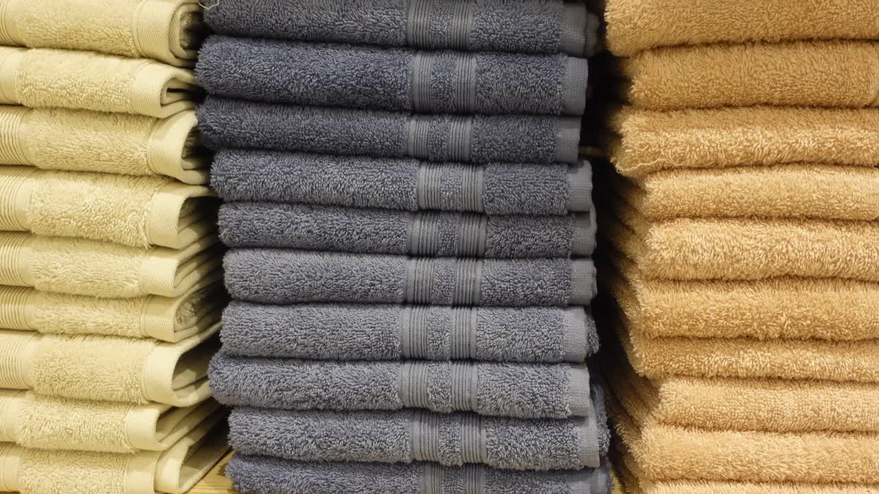 toallas apiladas de varios colores