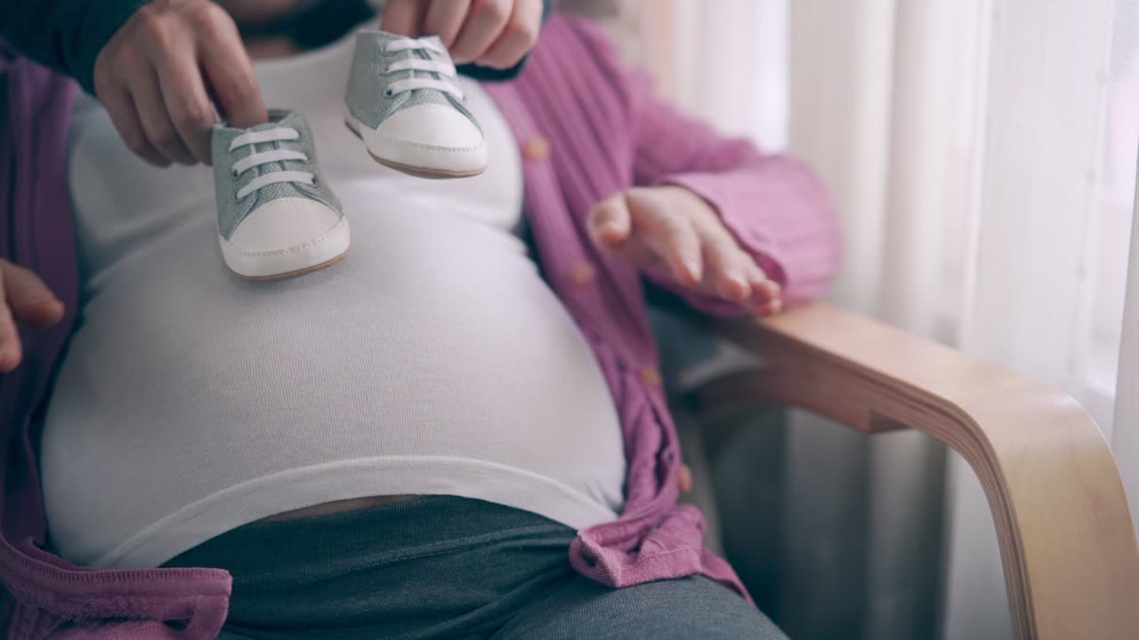 임신한 부부는 집에서 사랑을 느끼고 휴식을 취합니다.