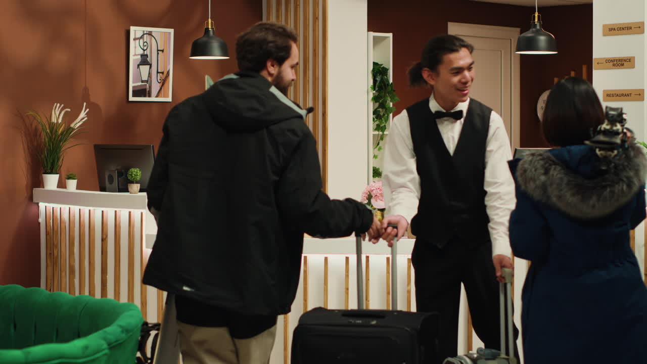 посыльный встречает активных людей в вестибюле