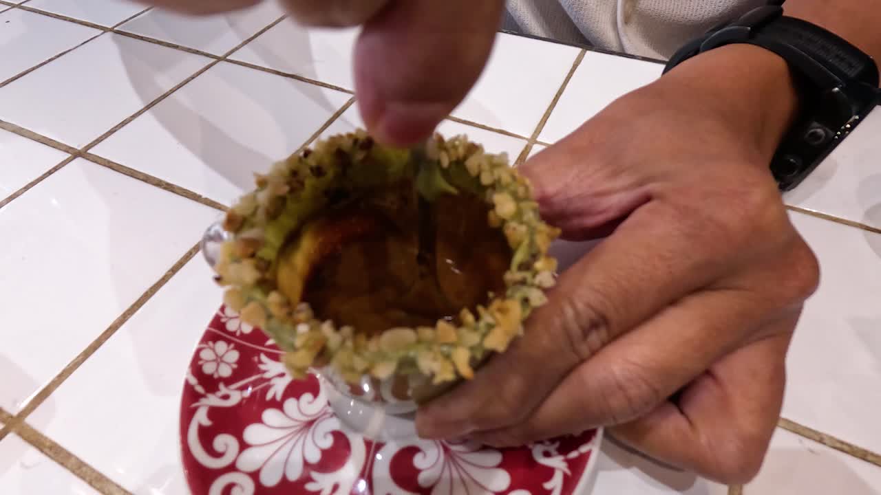 el café de pistacho se agita a mano en una taza