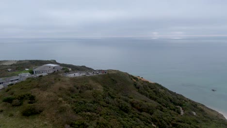 Tourists-At-Clifftop-Observation-Point-In-Gay-Head-Cliffs-With-Atlantic-Ocean-Overview-In-Aquinnah,-Massachusetts