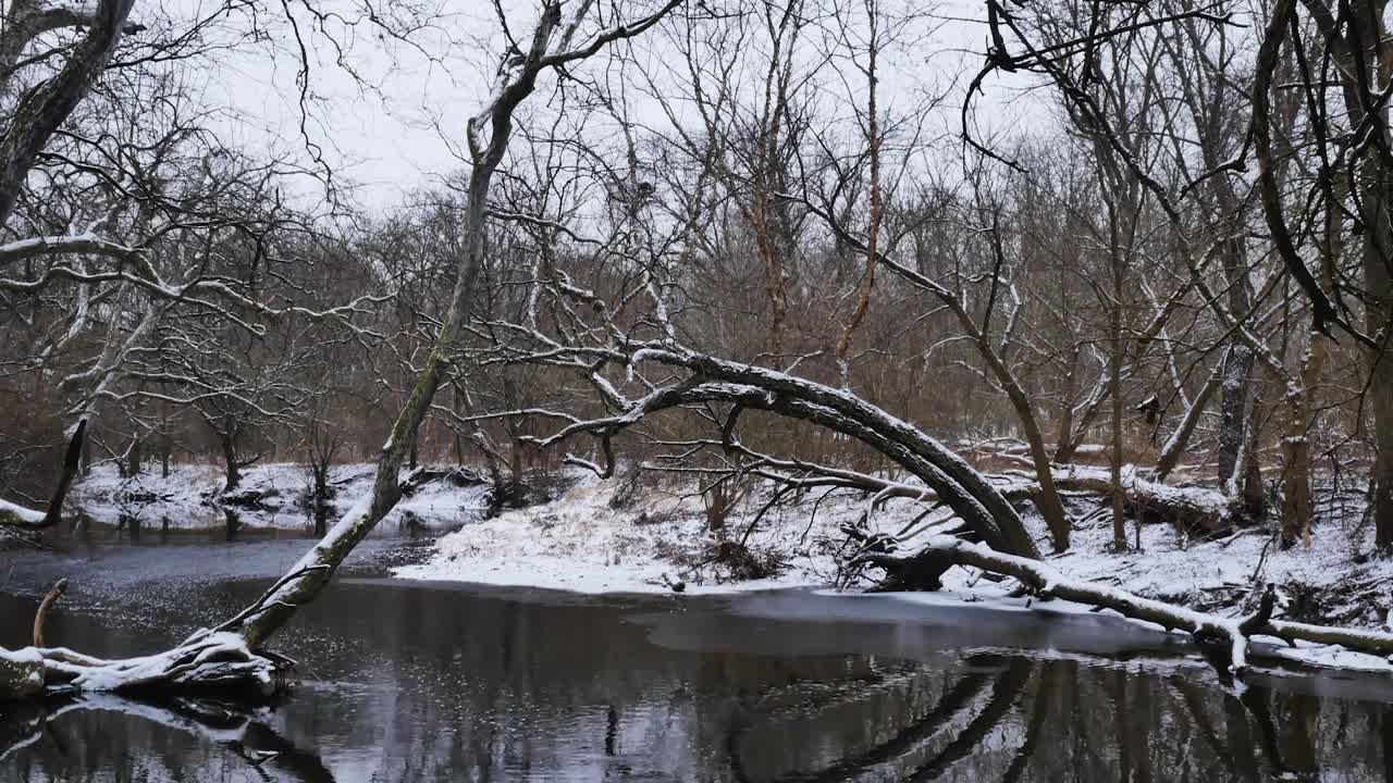 Vista de paisagem de um riacho fluindo na natureza com neve