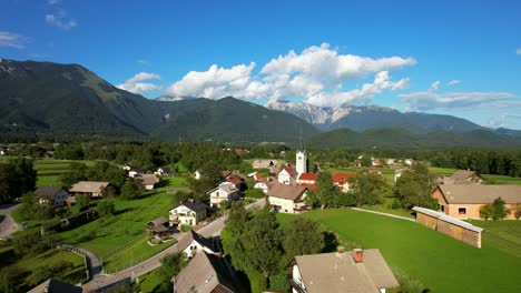 Dies-Ist-Ein-Zufälliges-Und-Wunderschönes-Dorf,-Das-Auf-Dem-Land-In-Slowenien-Gedreht-Wurde