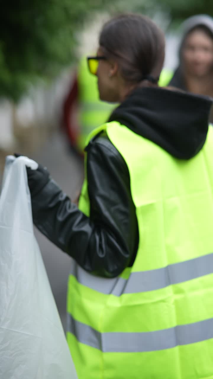 persona con un chaleco amarillo