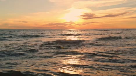 horizonte interminable con puesta de sol dorada del mar báltico con superficie de ondas genéricas