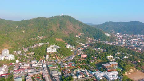 vista aérea de una ciudad tailandesa con montañas y templos