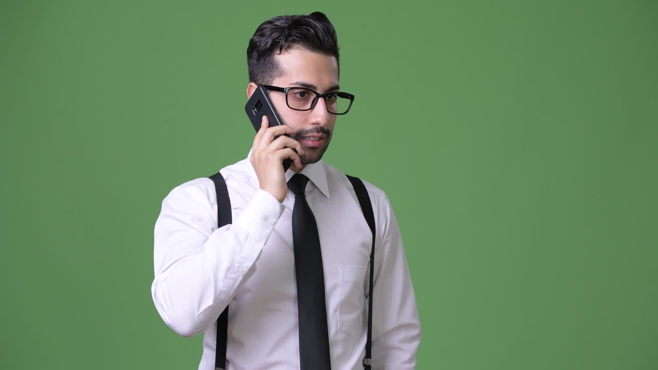 초록색 배경에 젊은 잘생긴 수염을 가진 페르시아 사업가