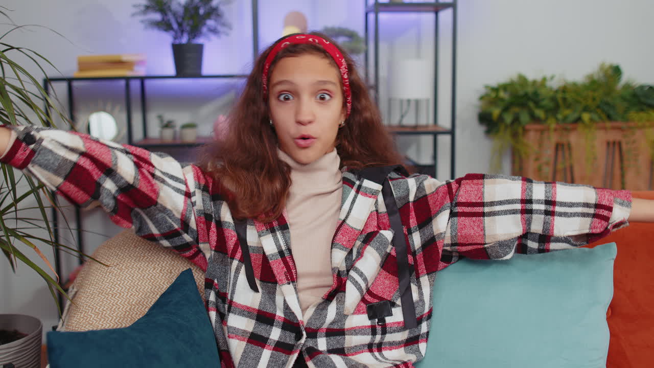 niña emocionada niño sorprendido, conmocionado por la victoria repentina, buenas noticias de victoria, celebrando, reacción wow