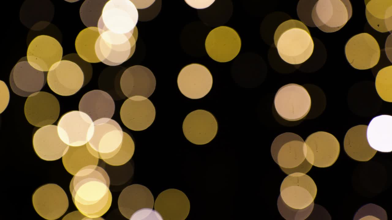 luces borrosas de chtistmas sobre un fondo oscuro