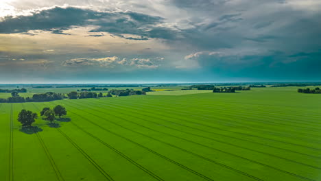 Hiperlapso-Aéreo-Dinámico-De-Nubes-Sobre-Campos-De-Grano