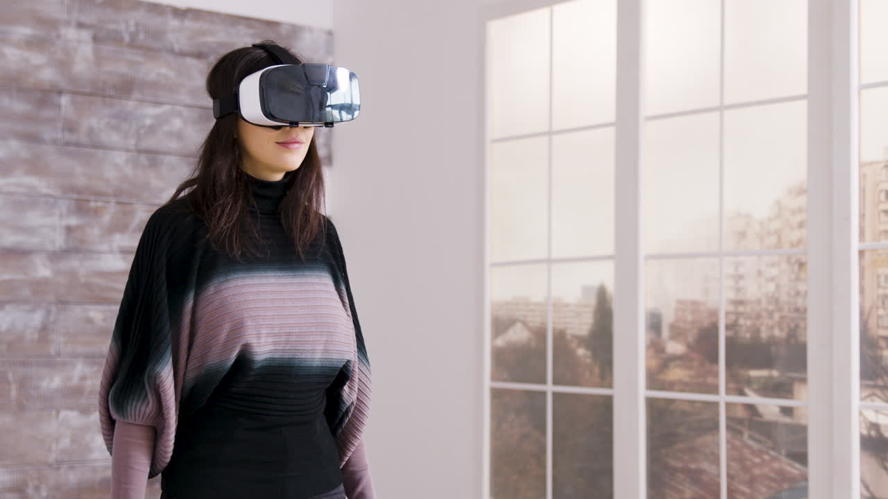 Donna che utilizza la realtà virtuale con visore VR
