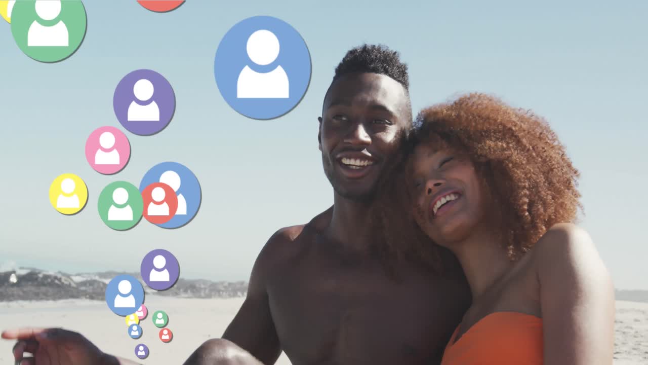 Animation av sociala medieikoner med personer över ett leende förälskat par på en strand