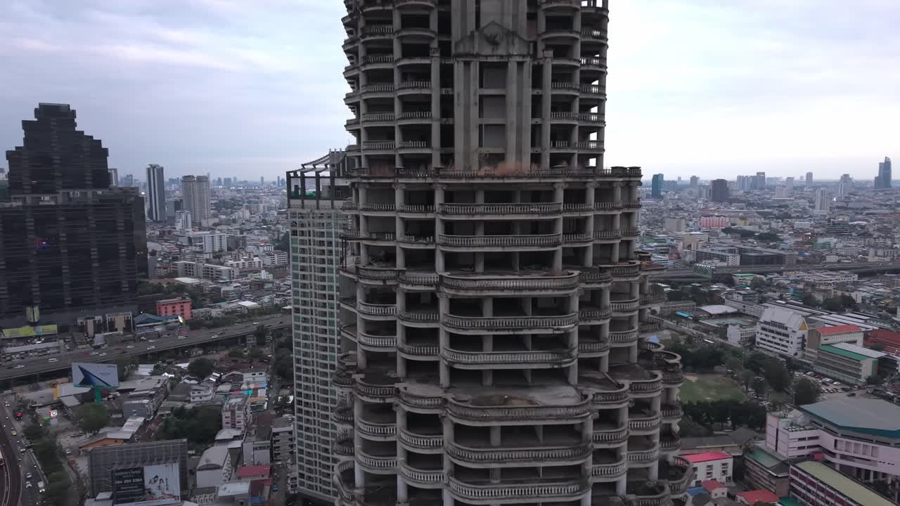 Pemandangan Udara Menara Unik Sathorn di Bangkok (1)