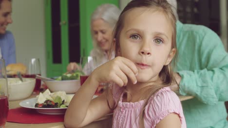 Familie-Mit-Drei-Generationen,-Die-Zusammen-Isst