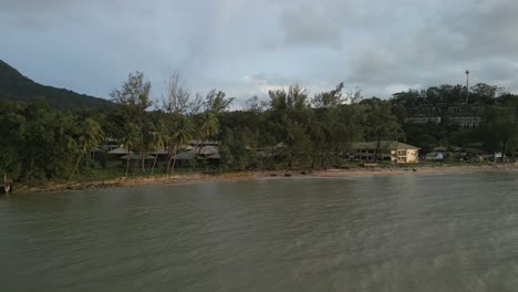 Vista-Aérea-Nocturna-De-La-Tranquila-Playa-Central-De-Santubong-Y-El-Pueblo-Cultural-De-Sarawak,-Borneo