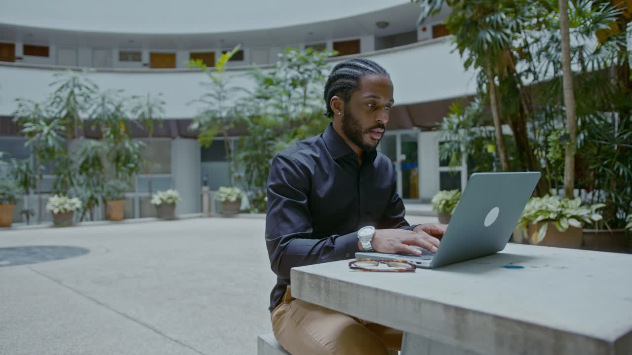 Businessman working on a laptop outdoors