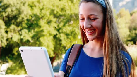 Lächelndes-Schulmädchen-Mit-Digitalem-Tablet-Auf-Dem-Campus