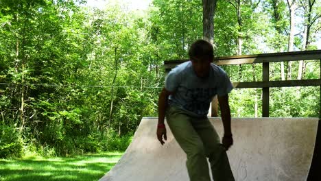 Trucos-De-Skate-En-Halfpipe-En-El-Patio-Trasero