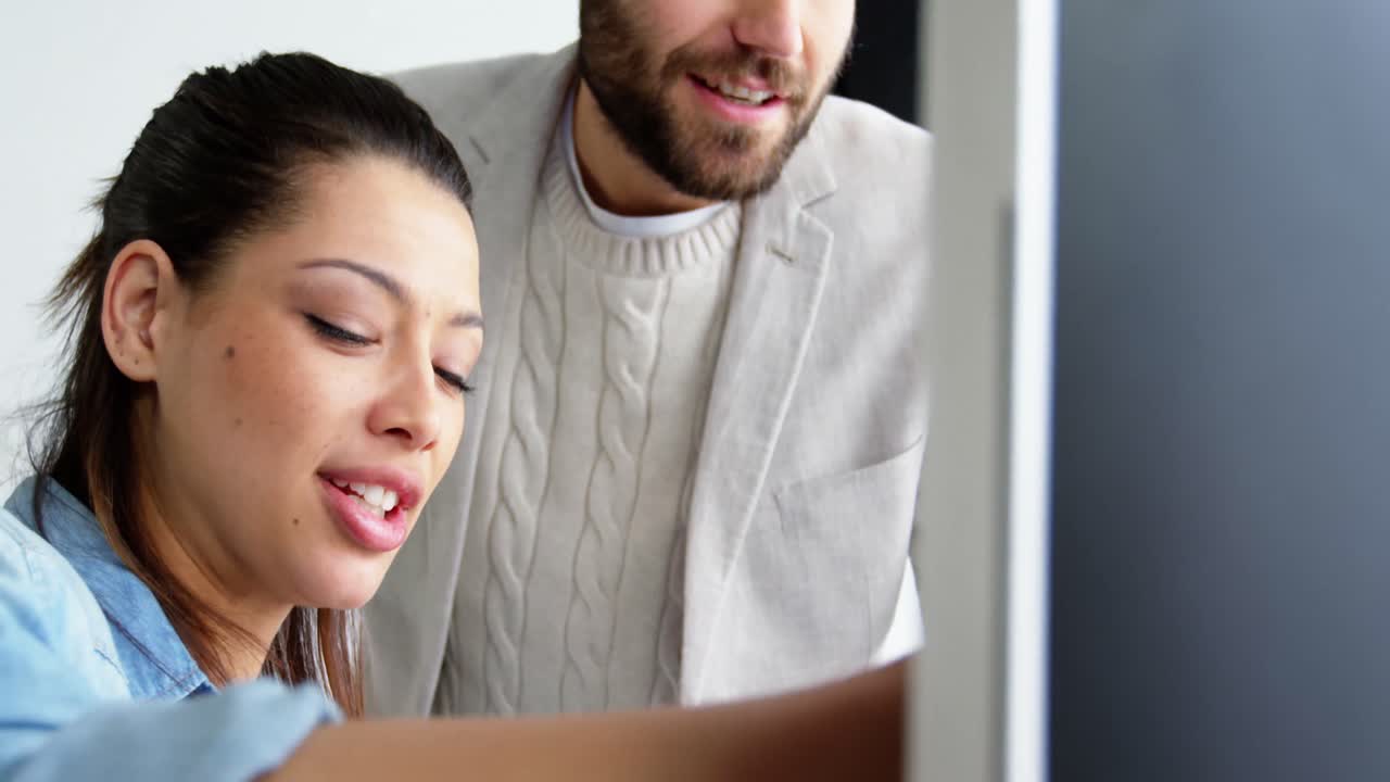 fotógrafo y modelo masculino mirando la computadora y discutiendo