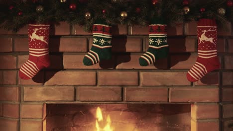 Calcetines-De-Regalo-De-Navidad-Cuelgan-Sobre-La-Chimenea-Donde-Arde-El-Fuego