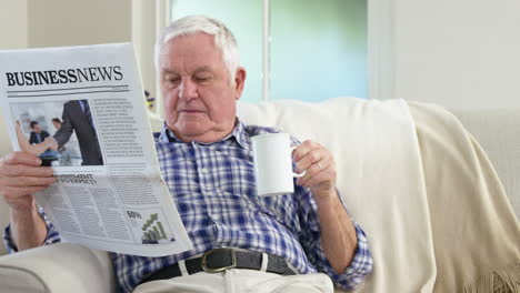 un anciano bebiendo una taza de café.