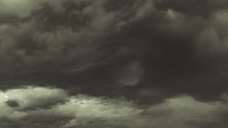 4k lapso de tiempo de dramáticas nubes de tormenta nocturna