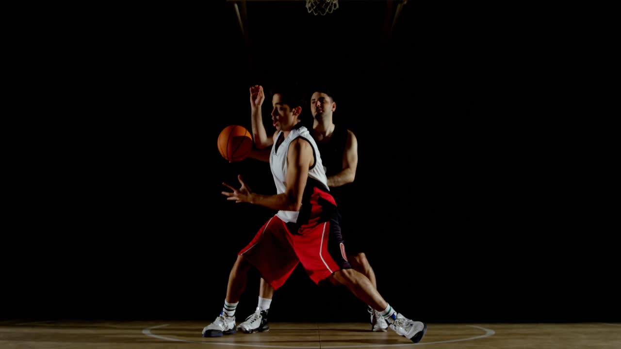 competidores jugando al baloncesto en la cancha 4k
