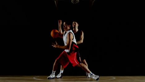 Competidores-Jugando-Baloncesto-En-La-Cancha-4k.