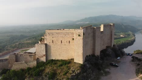 el castillo de miravet en la cima de la colina