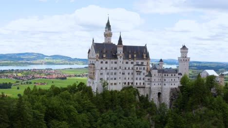 Schloss-Neuschwanstein-Bayerische-Alpen-Deutschland