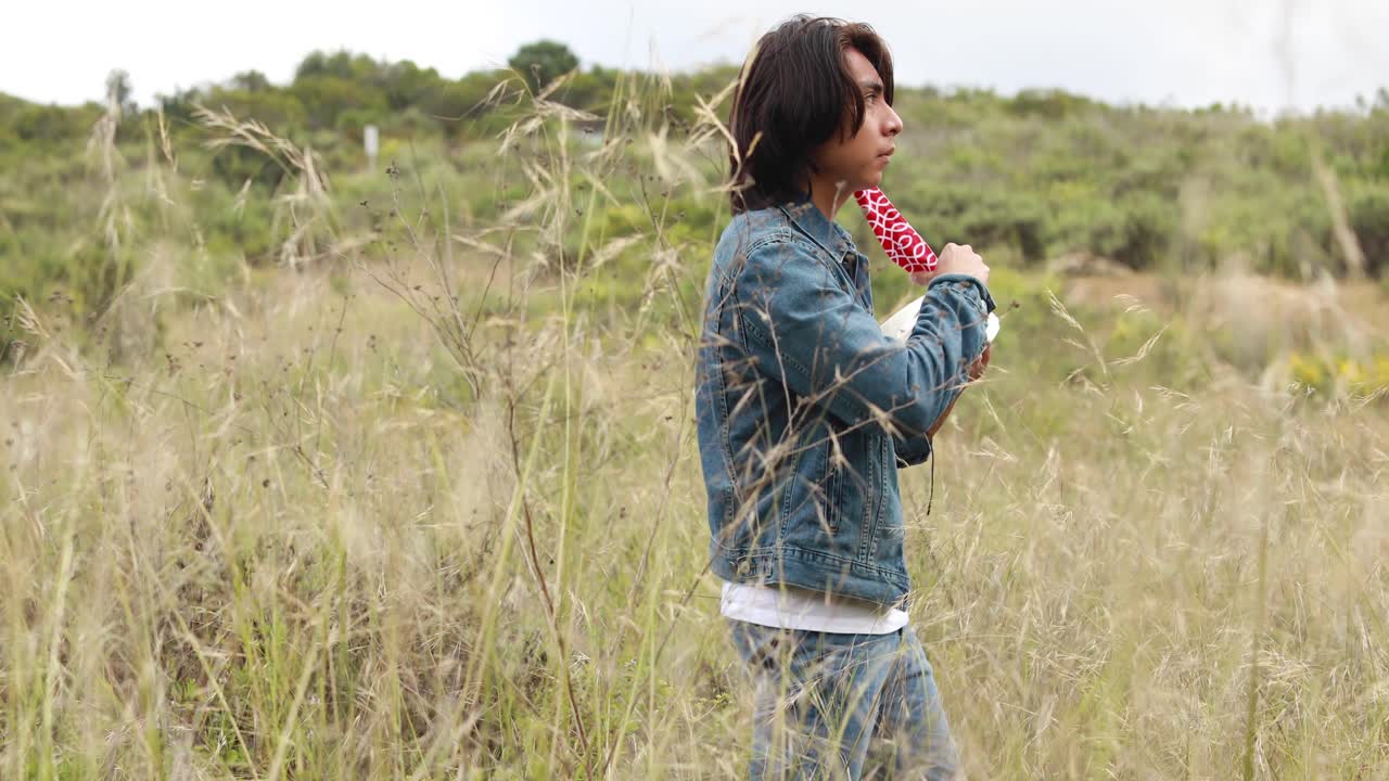 un hombre camina en un campo con papel higiénico y se quita la máscara durante la epidemia pandémica del coronavirus covid19