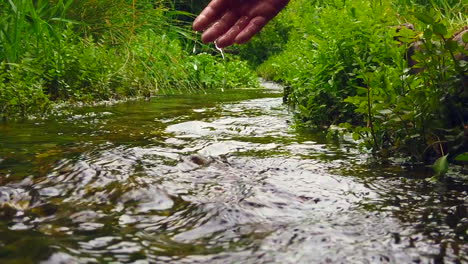 Mädchen-Spielt-Mit-Der-Hand-Im-Fluss