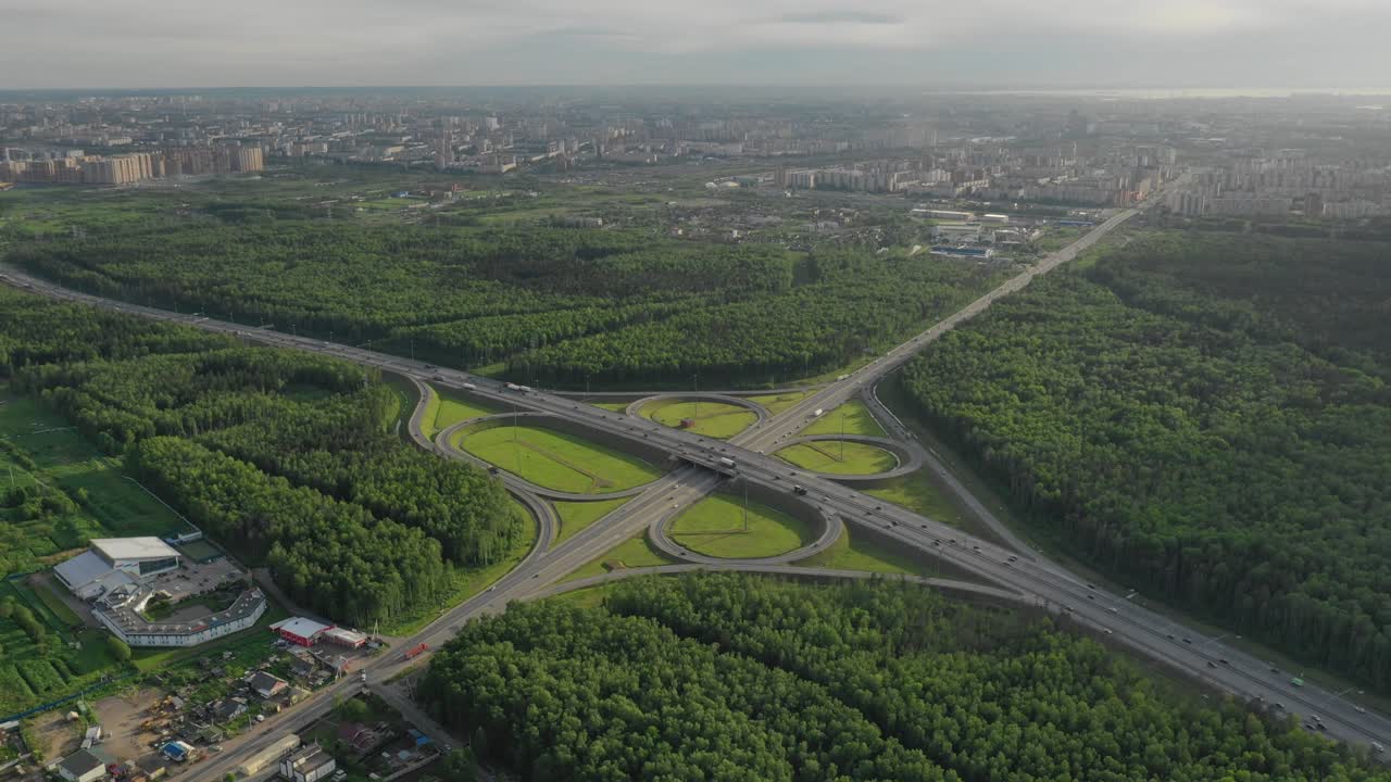 공중 교통 교차로, 도로, 도시 및 숲의 상단 뷰, 드론에서 여름 비디오.