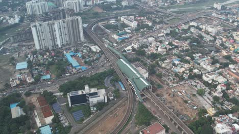 Luftaufnahme-Des-U-Bahnhofs-Chennai-Koyembedu-Und-Seiner-Umgebung