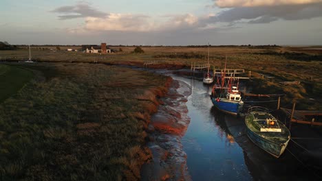 Barcos-De-Vela-Atracados-En-El-Estuario-Con-La-Noche-Con-Luz-Dorada