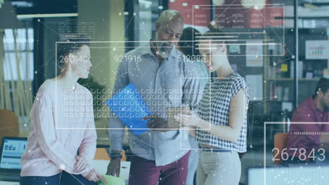 animación del procesamiento de datos financieros sobre diversas personas de negocios en la oficina