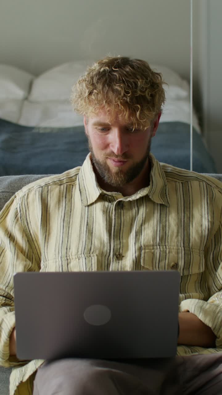 hombre trabajando en una computadora portátil en casa