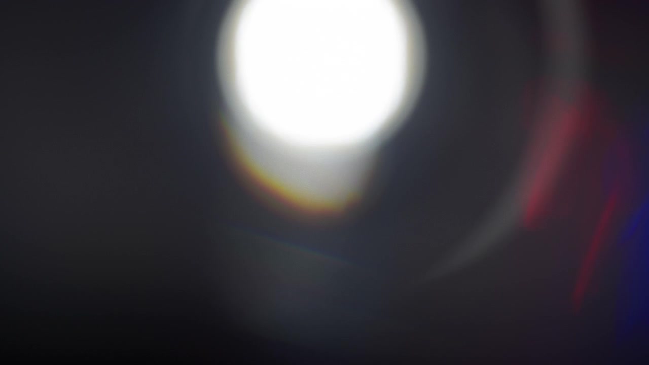 Perdite di luce blu e rosse e sovrapposizioni di rifrazioni prismatiche arcobaleno. Movimento lento.