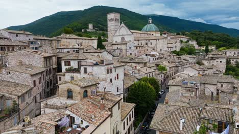 Pájaros-Volando-Sobre-La-Ciudad-Hacia-La-Catedral-De-Asís-En-Italia