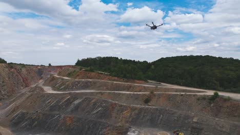 un dron de vigilancia aérea vuela sobre una cantera de piedra caliza, república checa