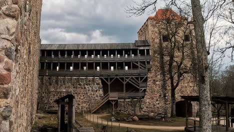 Ruinen-Der-Mittelalterlichen-Burg-Sigulda,-Lettland