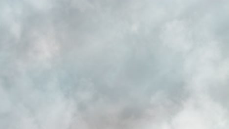 humo blanco en el cielo formando nubes